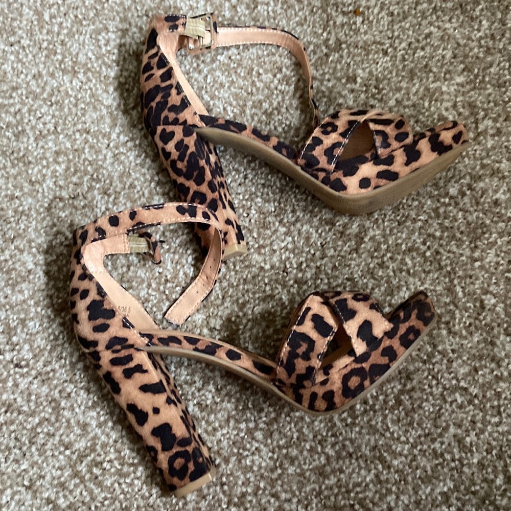 NEW! Leopard chunky heels